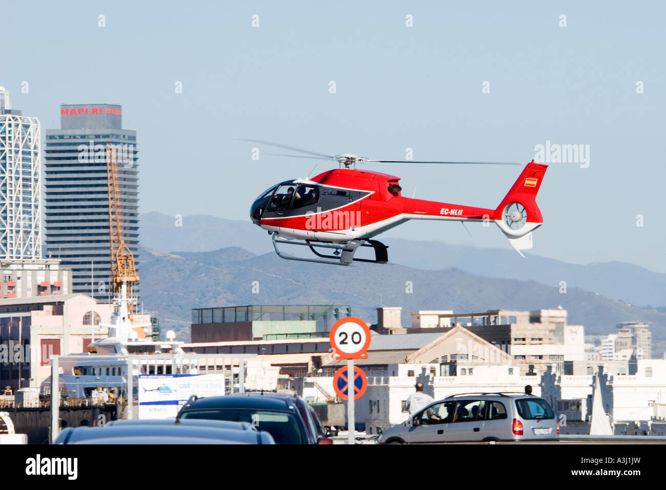 HUBSCHRAUBER NÄHERT SICH BARCELONA HAFEN Stockfoto