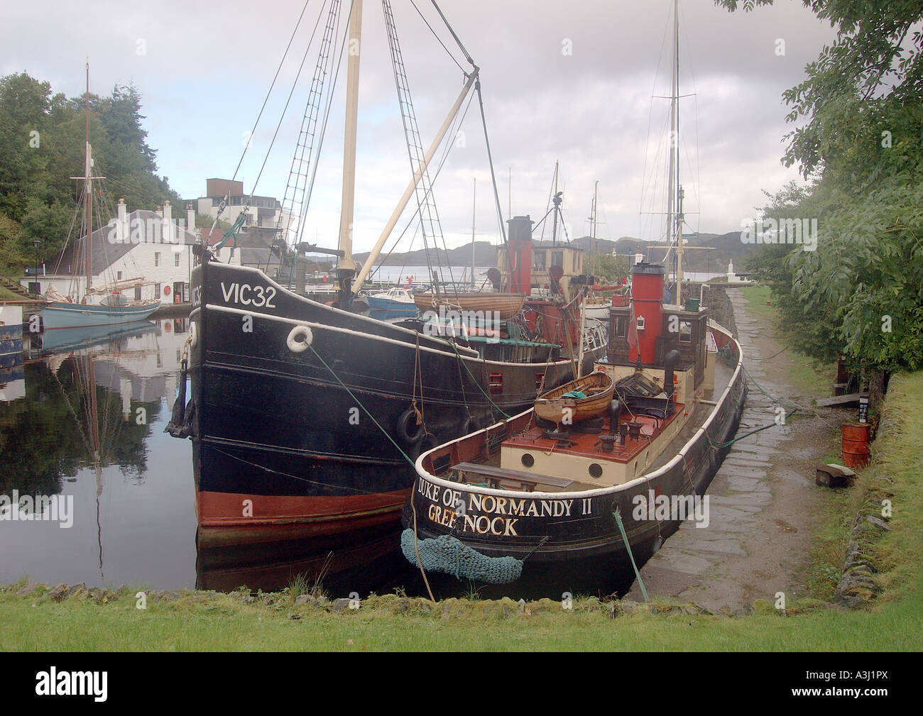 Boote in der Schleuse in Crinan am Nordende des Crinan Canal angedockt Stockfoto
