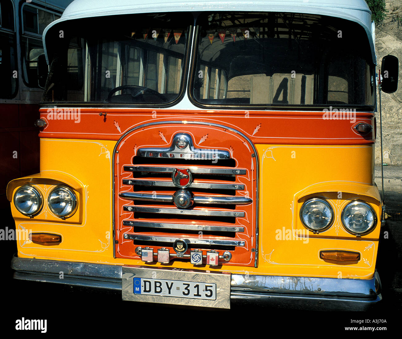 alten Bus in die Stadt Tor Valetta Malta Inselrepublik Malta Stockfoto