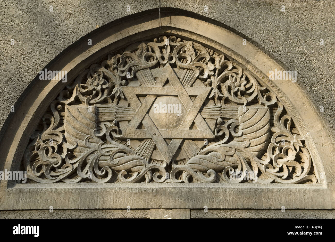 Ein Portal der "Yeshoah Tova 'jüdische Synagoge mit den Davidstern in Bukarest Rumänien eingerichtet Stockfoto
