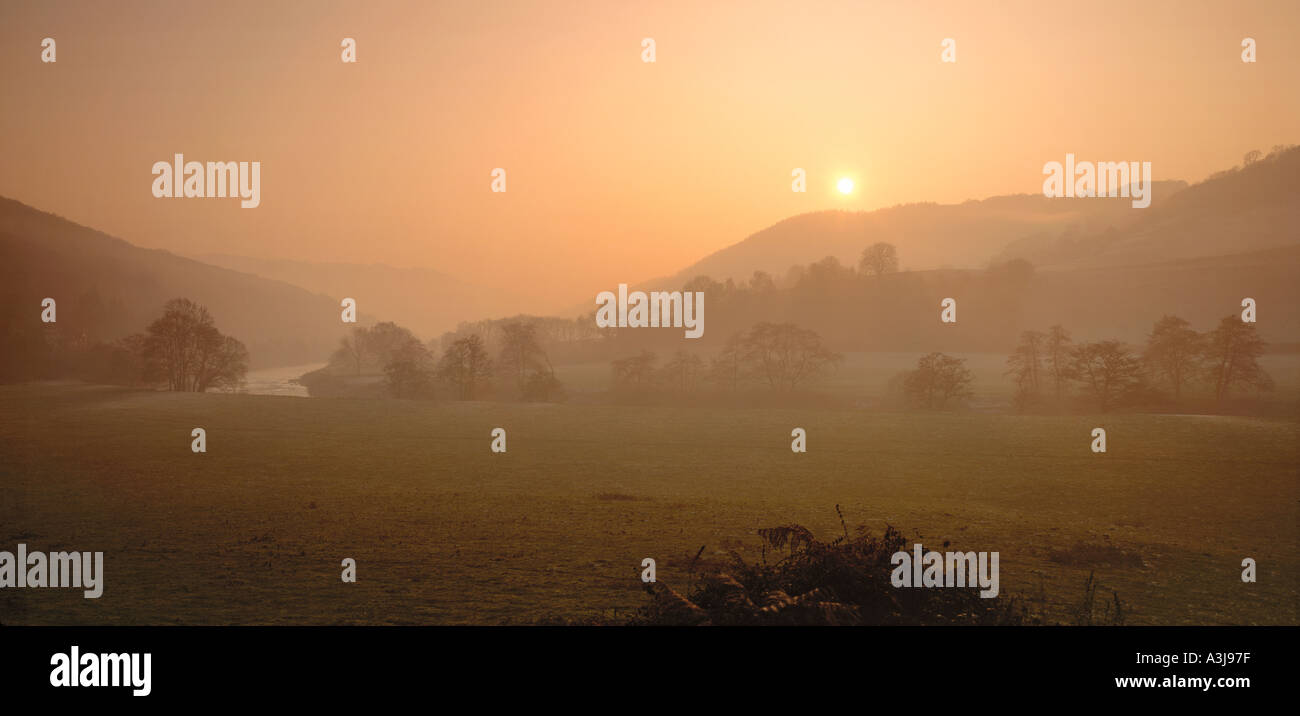 MISTY SONNENUNTERGANG WYE VALLEY UK Stockfoto