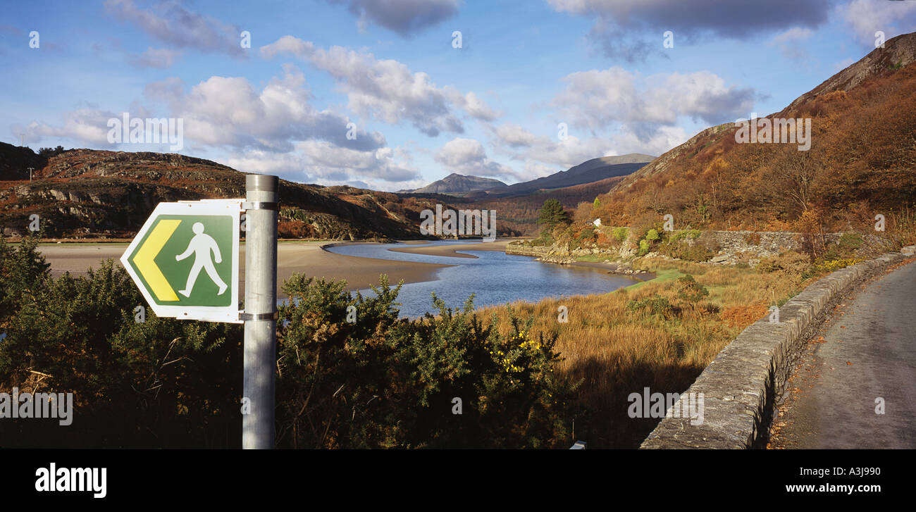 WANDERWEG SCHILD MIT FLUSS IM HINTERGRUND NORDWALES UK Stockfoto