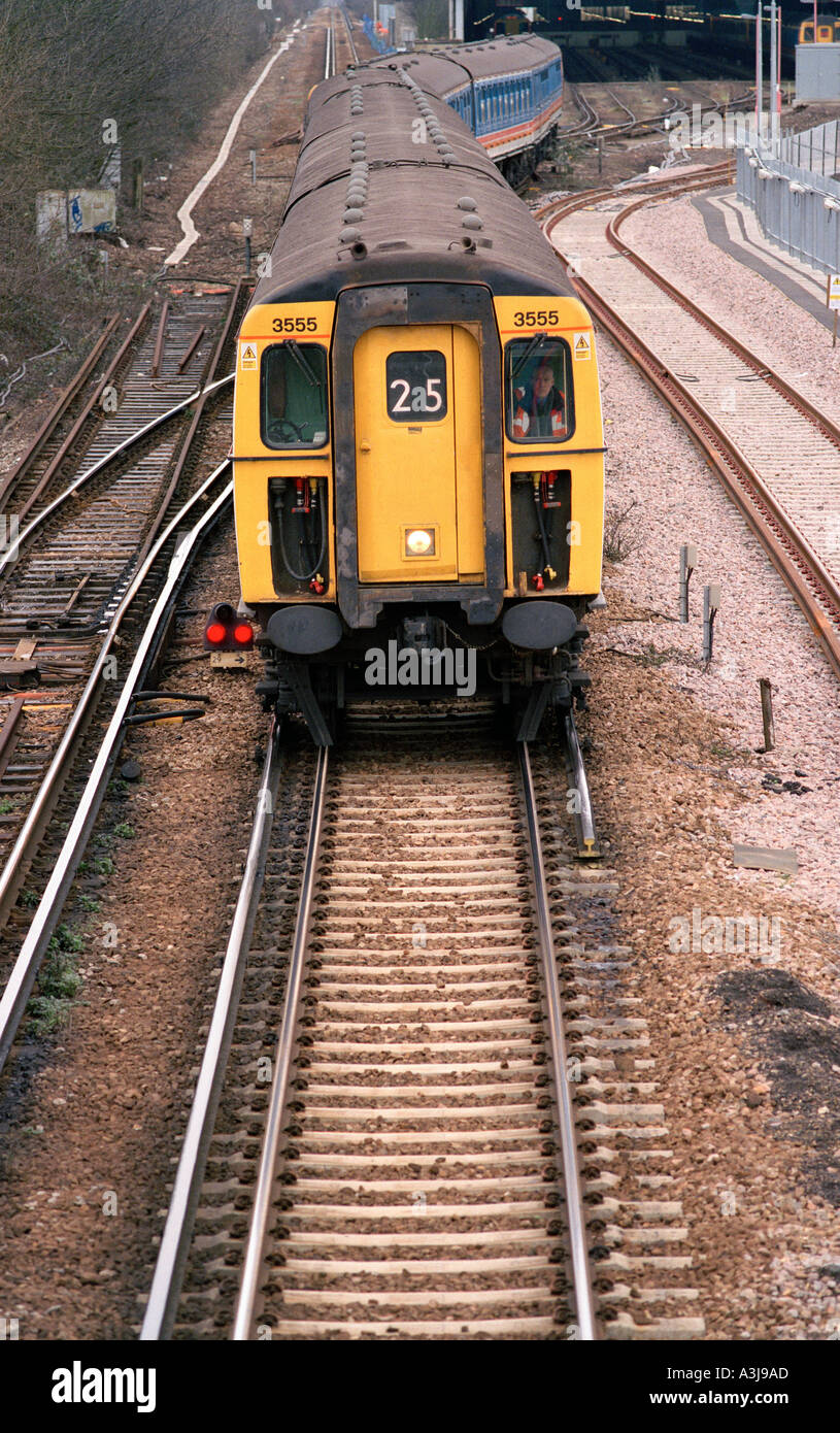 NAHVERKEHRSZUG AUF EISENBAHN-UK Stockfoto