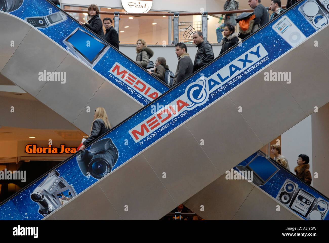 Käufer auf Rolltreppen in einem Kaufhaus, Bukarest Rumänien Stockfoto