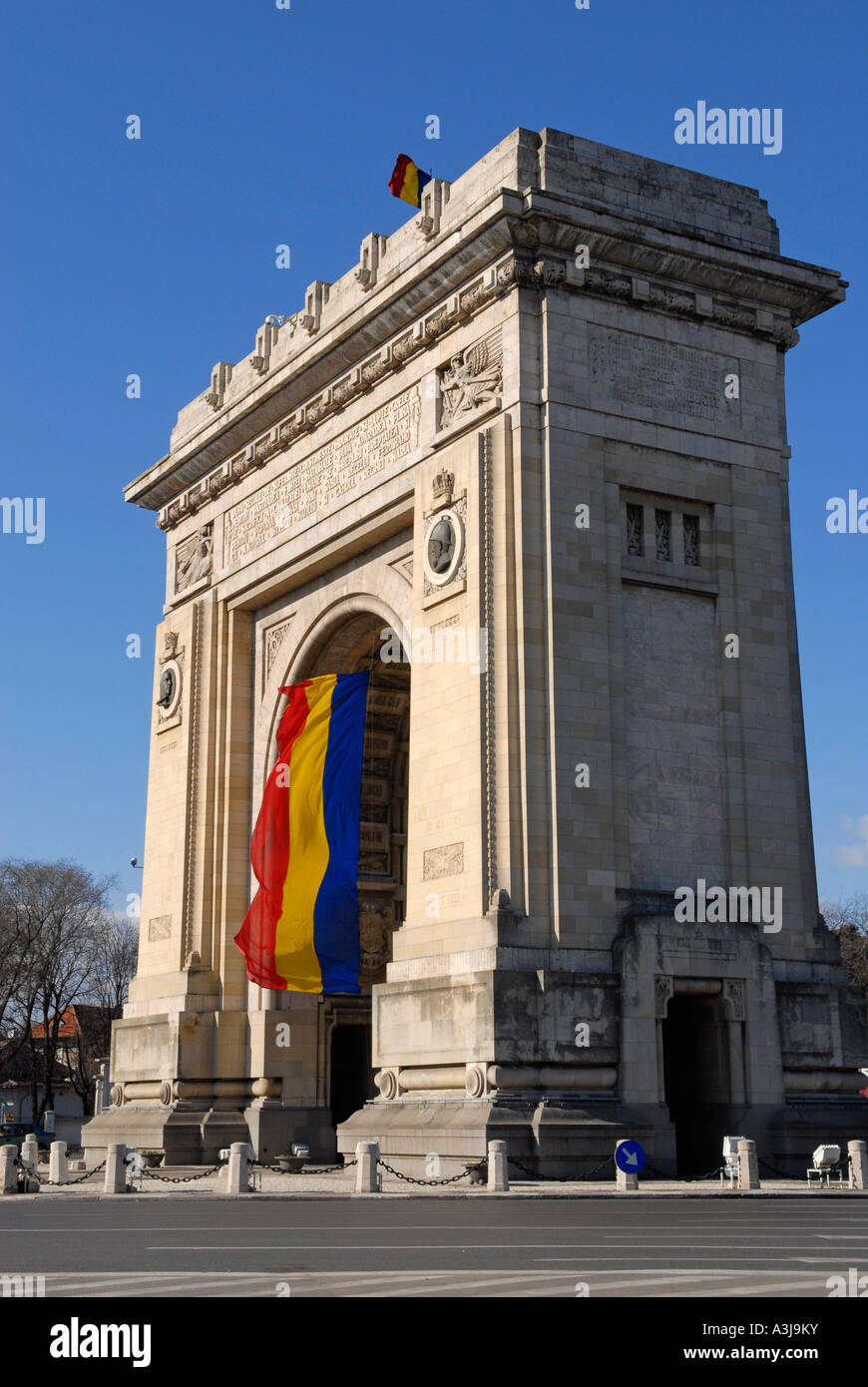 Rumänische Flagge winken den Bogen von Triumph Arcul de Triumf in Zentralrumänien Bukarest Stockfoto