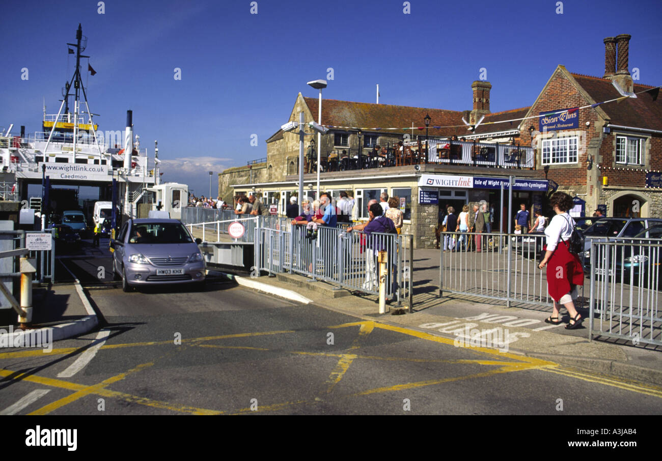 Wightlink Fähre entladen in Urlaubszeit bei Yarmouth Isle Of Wight England UK Stockfoto