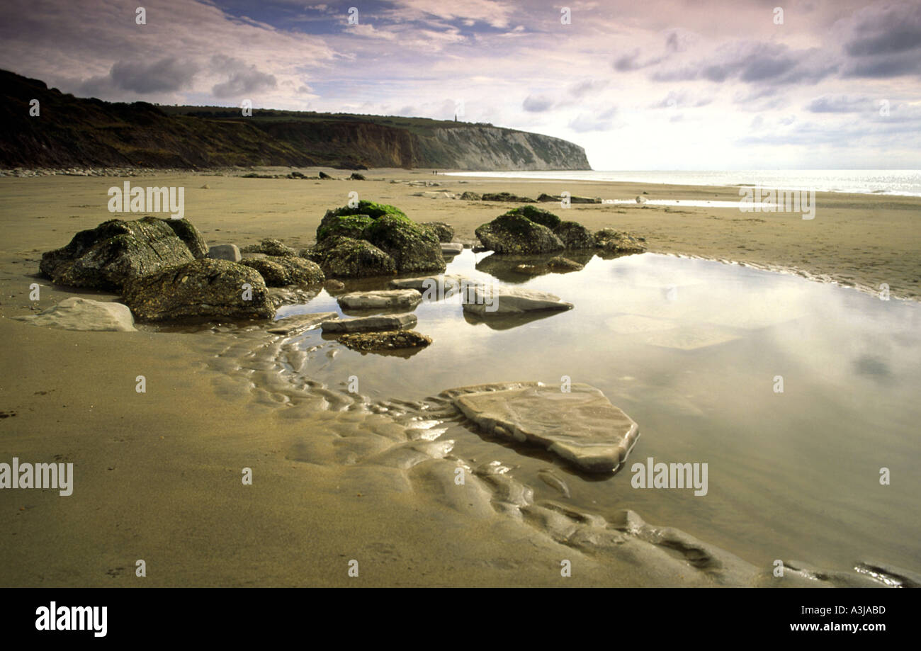 Strand-Szene bei niedrigem Wasserstand am Yaverland mit Blick auf Red Cliff und Culver Klippen bei Sandown Isle Of Wight England Uk Stockfoto