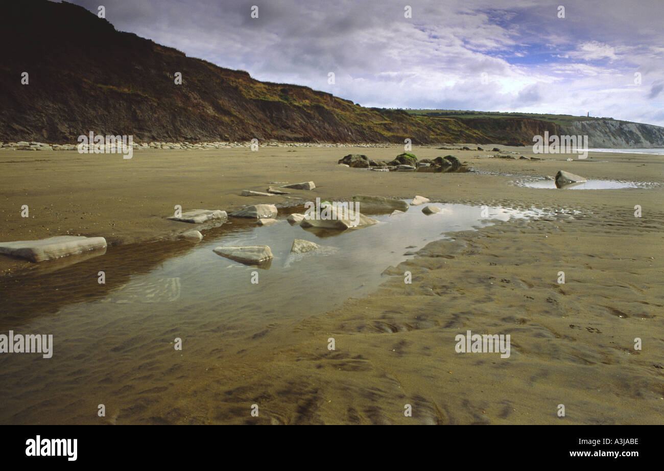 Strand-Szene bei niedrigem Wasserstand am Yaverland mit Blick auf Red Cliff und Culver Klippen bei Sandown Isle Of Wight England Uk Stockfoto