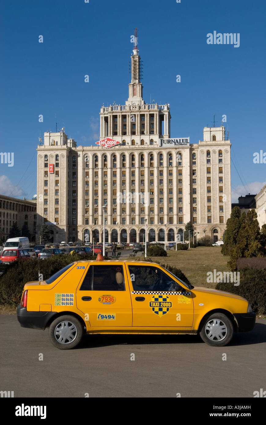 Taxi neben Casa Presei Libere, das Hauptquartier der verschiedenen Bukarest Medien in Bukarest Rumänien Stockfoto