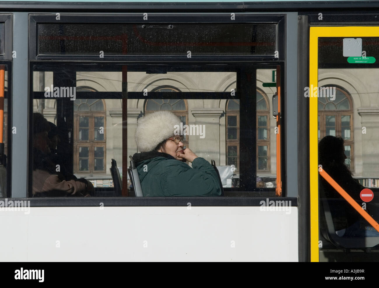 Passagier sitzt in einem öffentlichen Bus Bukarest Rumänien. Stockfoto