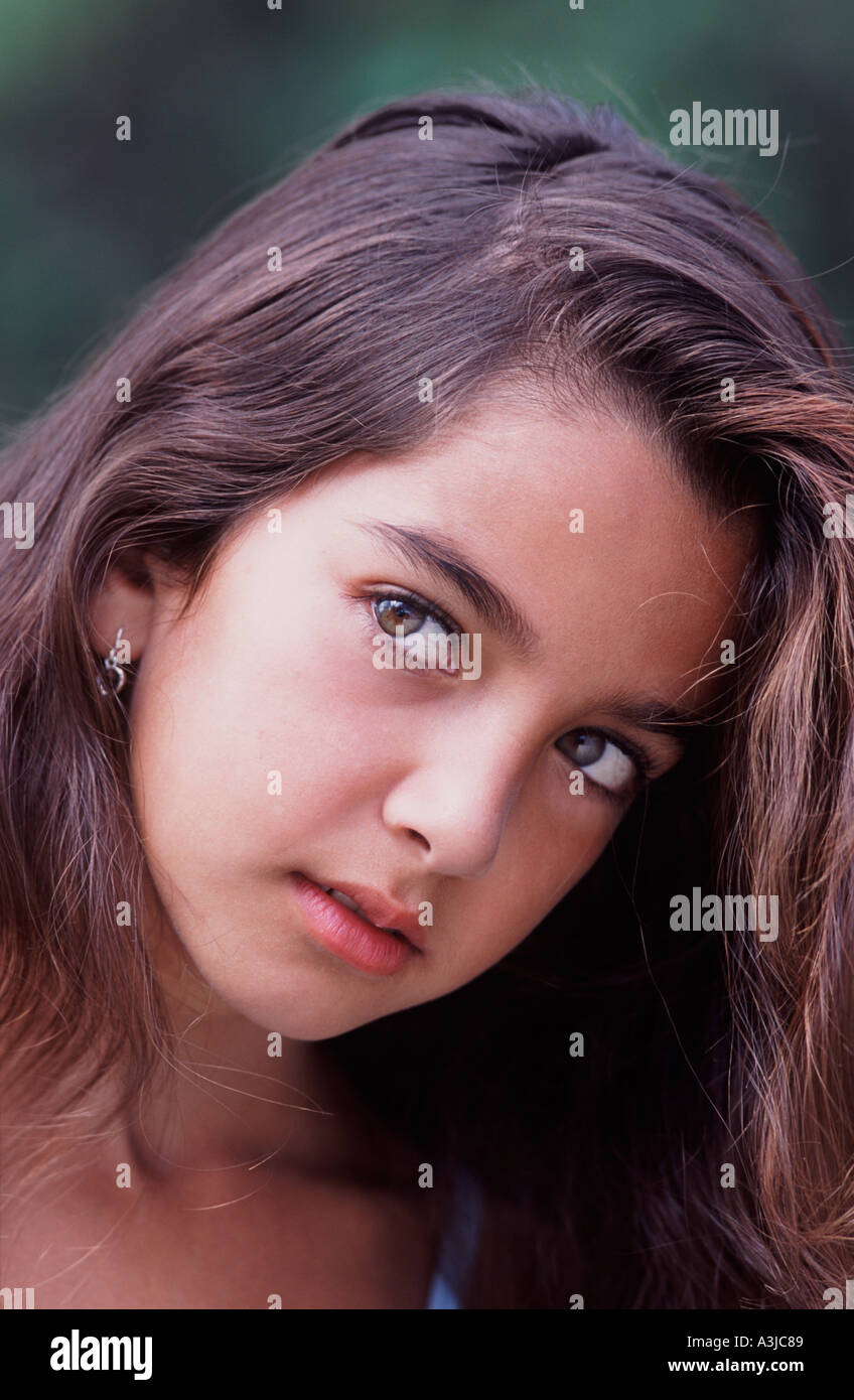 Porträt von Mischlinge Teenager-Mädchen 13 Jahre alt Stockfoto
