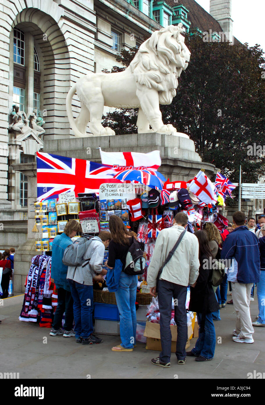 Touristen kaufen Union Jacks in London Stockfoto