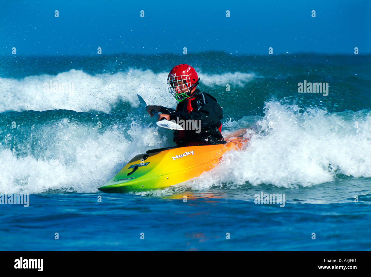 Freestyle-Kajak in der Nordsee Surfen Danmark Klitmoeller Stockfoto