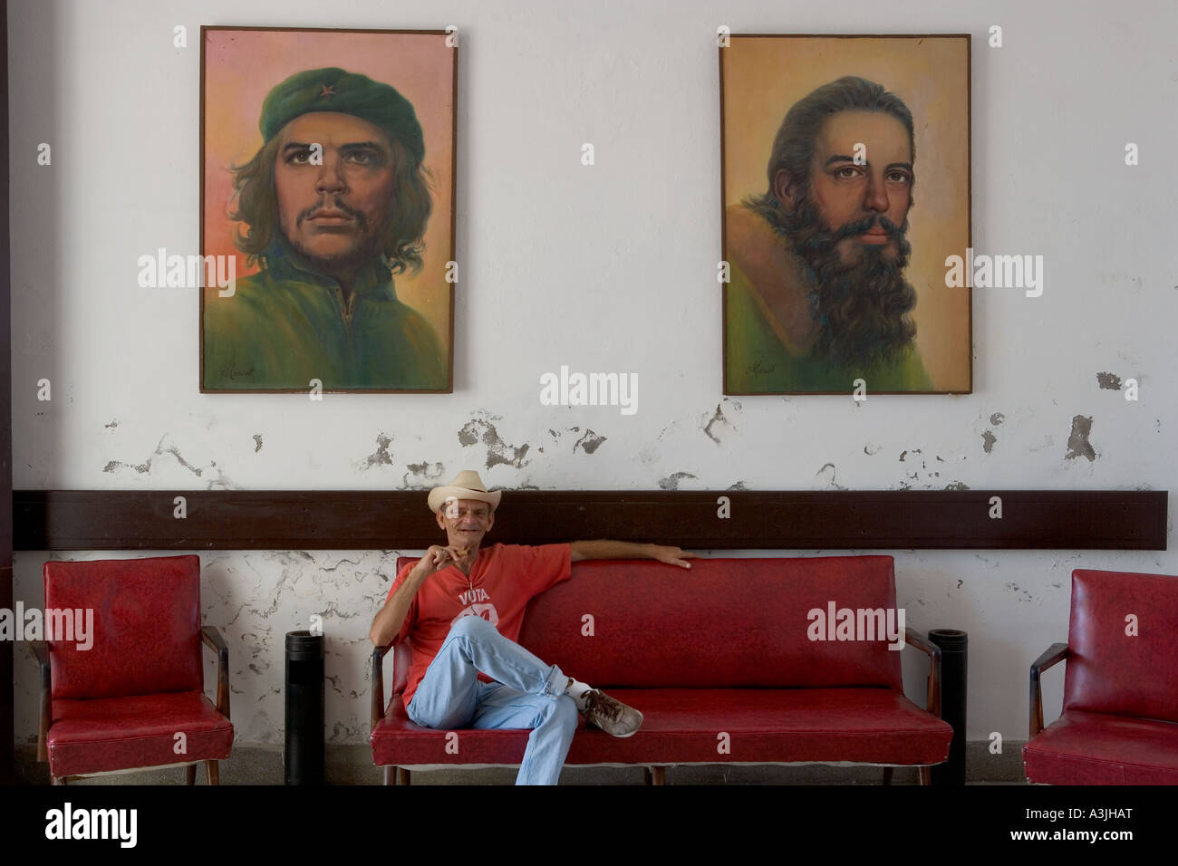 Hector Ferrer Mann mit Zigarre Porträt Che Guevara Porträt Comandante Camilo Cienf Cienfuegos Kuba Stockfoto