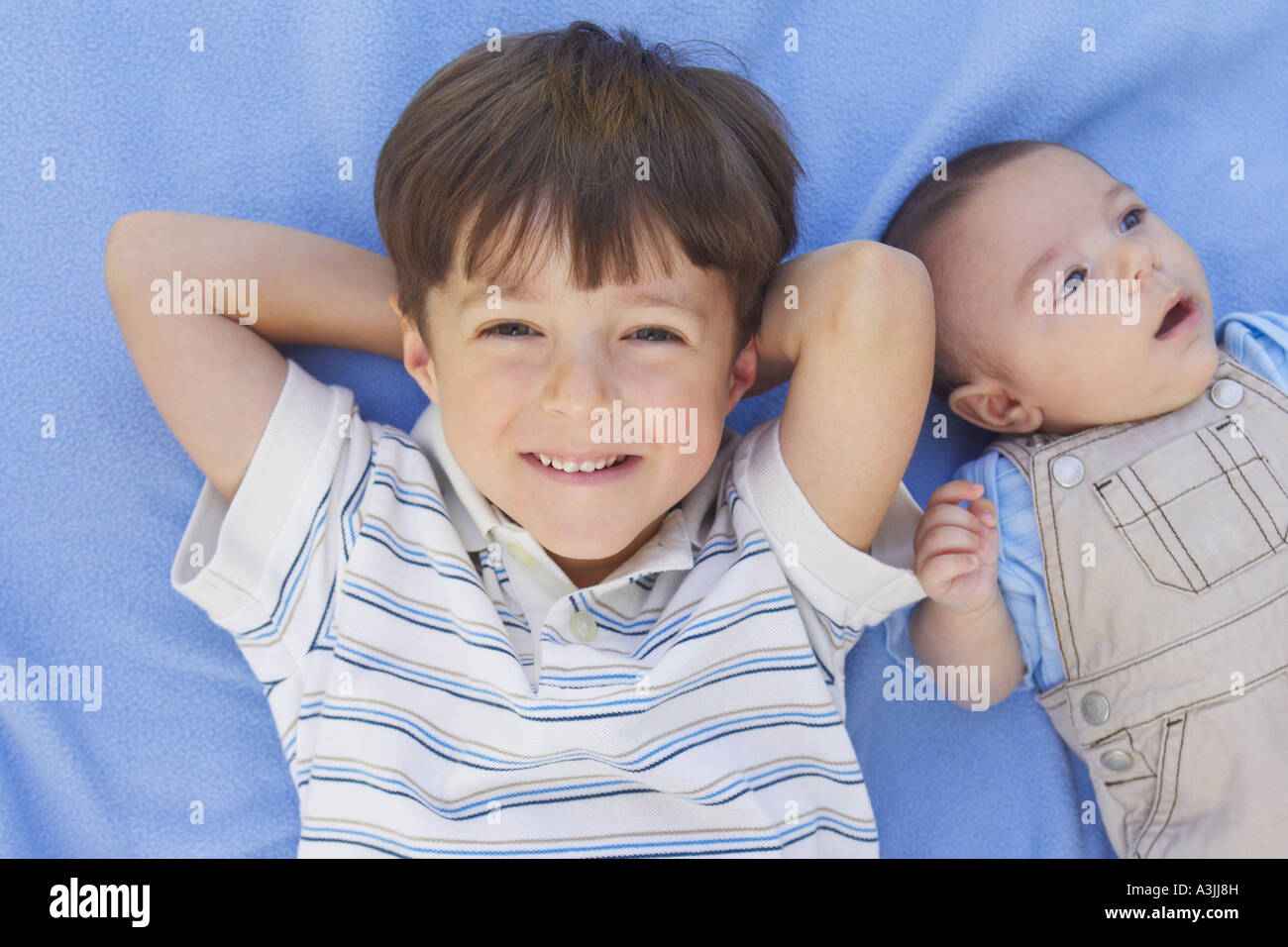 Porträt des jungen mit kleinen Bruder Stockfoto