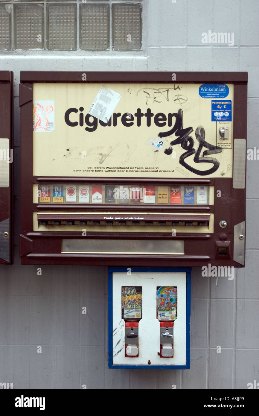 Zigaretten und Kaugummi-Automaten in Bremen, Deutschland Stockfoto