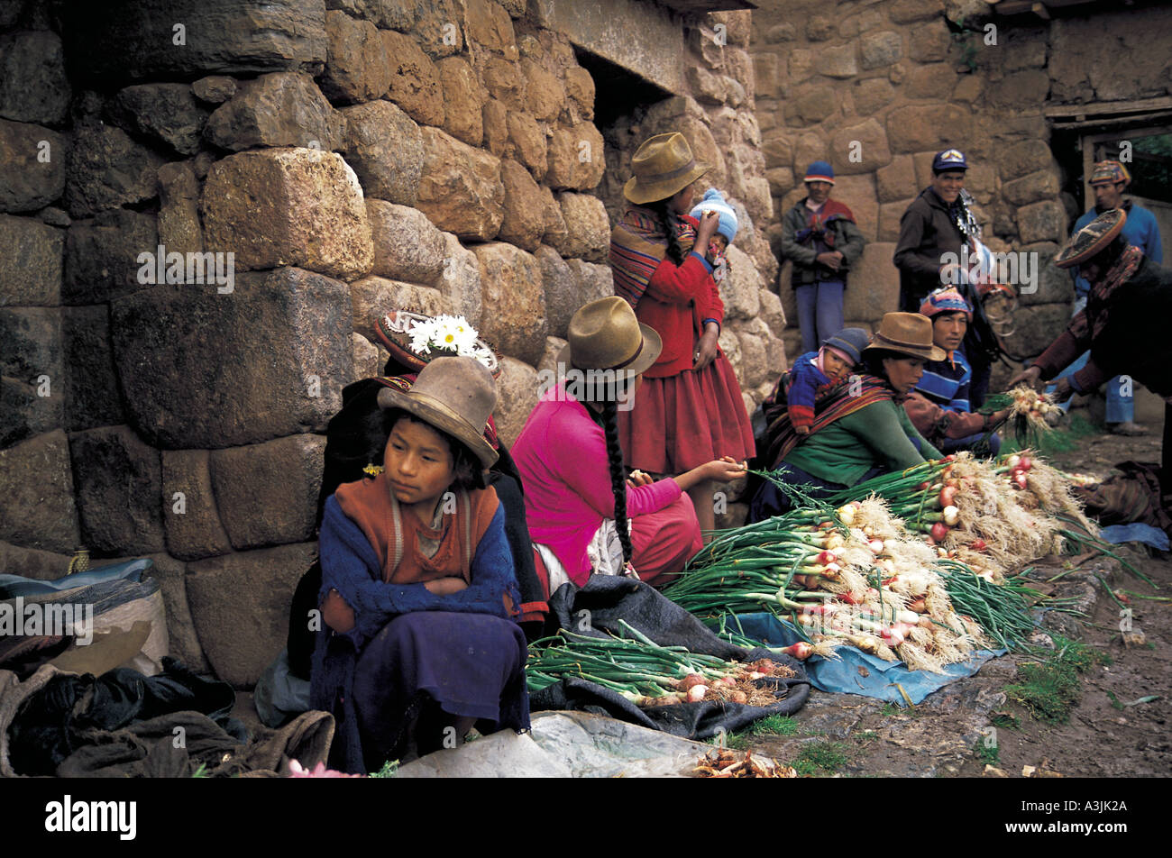 Markt im historischen Inka Steinwand Mauerwerk Dorf Chinchero nahe Stadt Cuzco peru Stockfoto