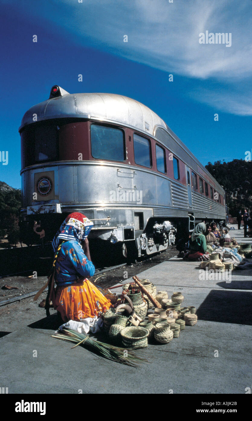 Chepe lokalen Zug am Bahnhof Souvenir Stall Region Sierra Madre Berge Mexikos Stockfoto