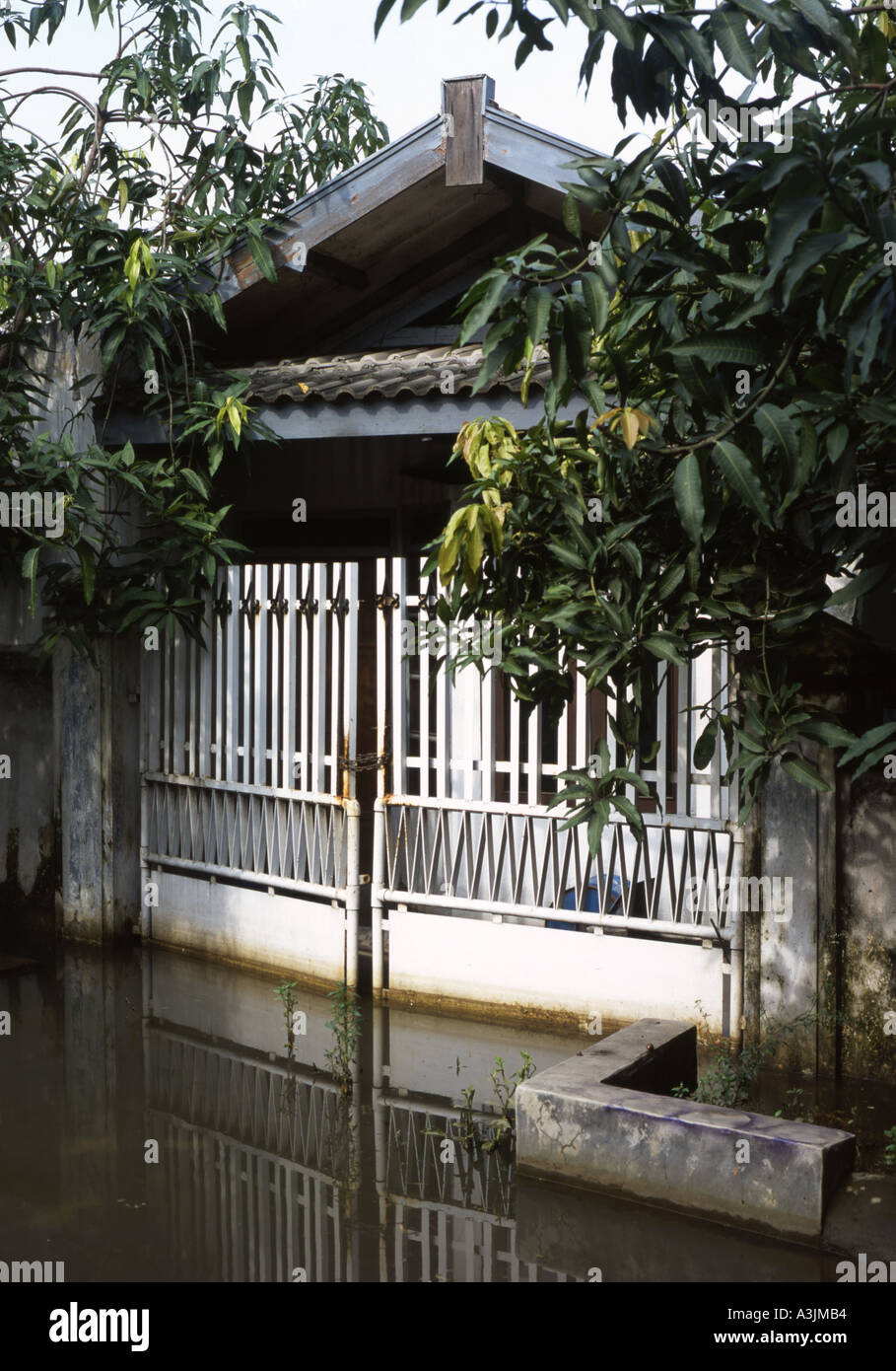 überflutete Straßen nach schweren Trosobo in der Nähe von Surabaya Java Indonesien Monsunregen Stockfoto