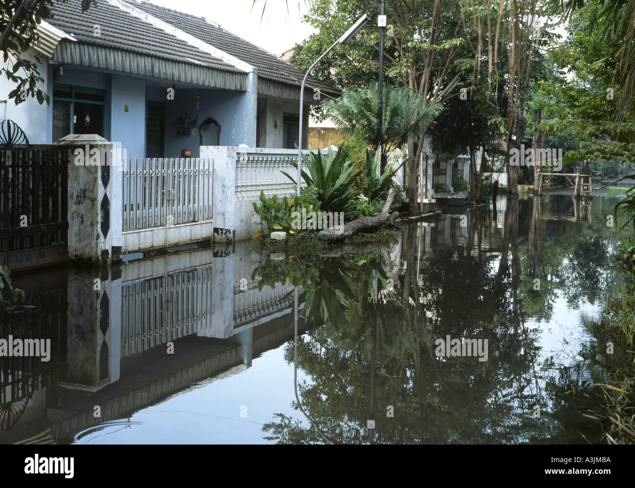 überflutete Straßen nach schweren Trosobo in der Nähe von Surabaya Java Indonesien Monsunregen Stockfoto