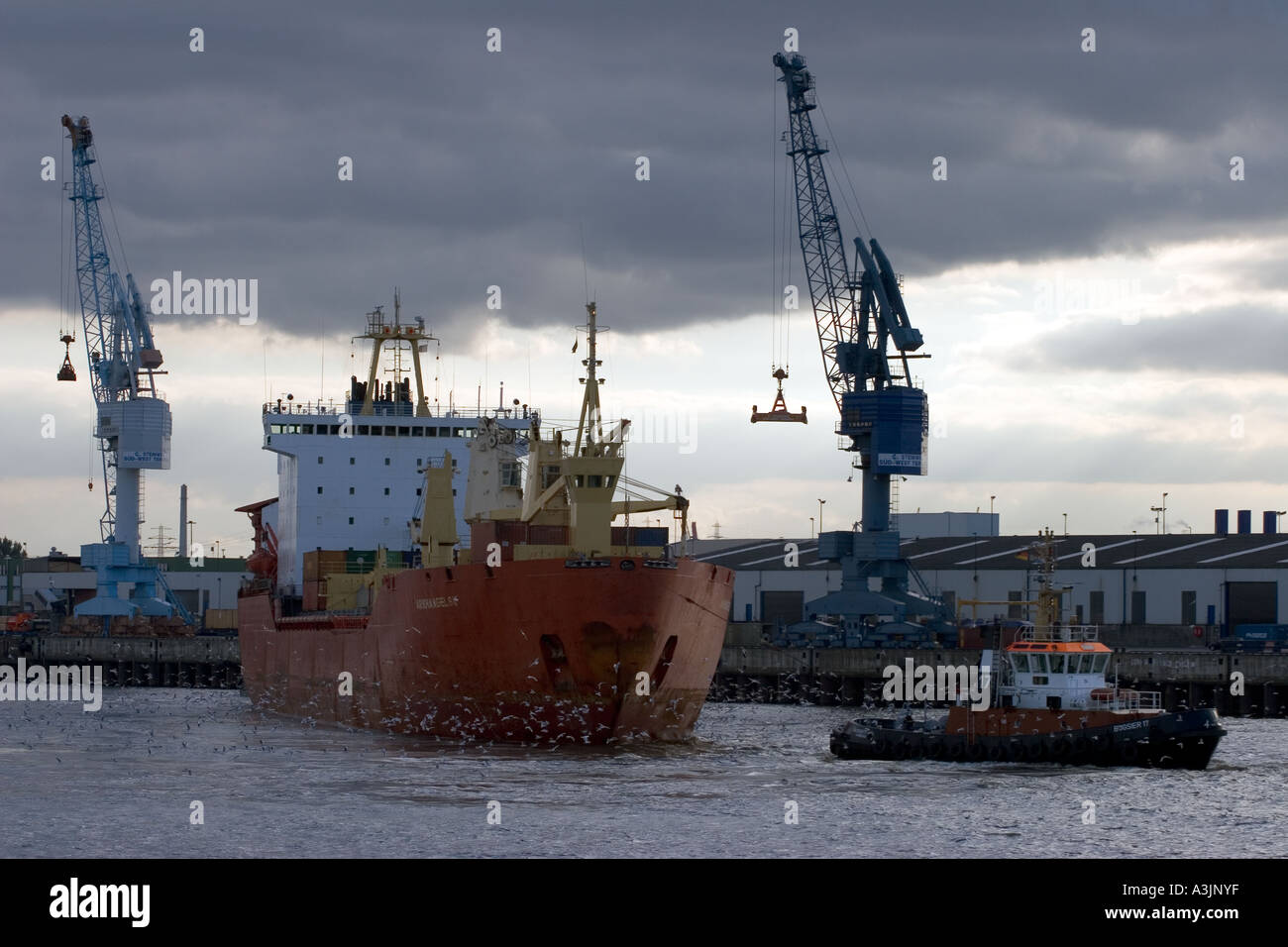 Abfahrt der Hamburger Hafen Containerschiff. Stockfoto