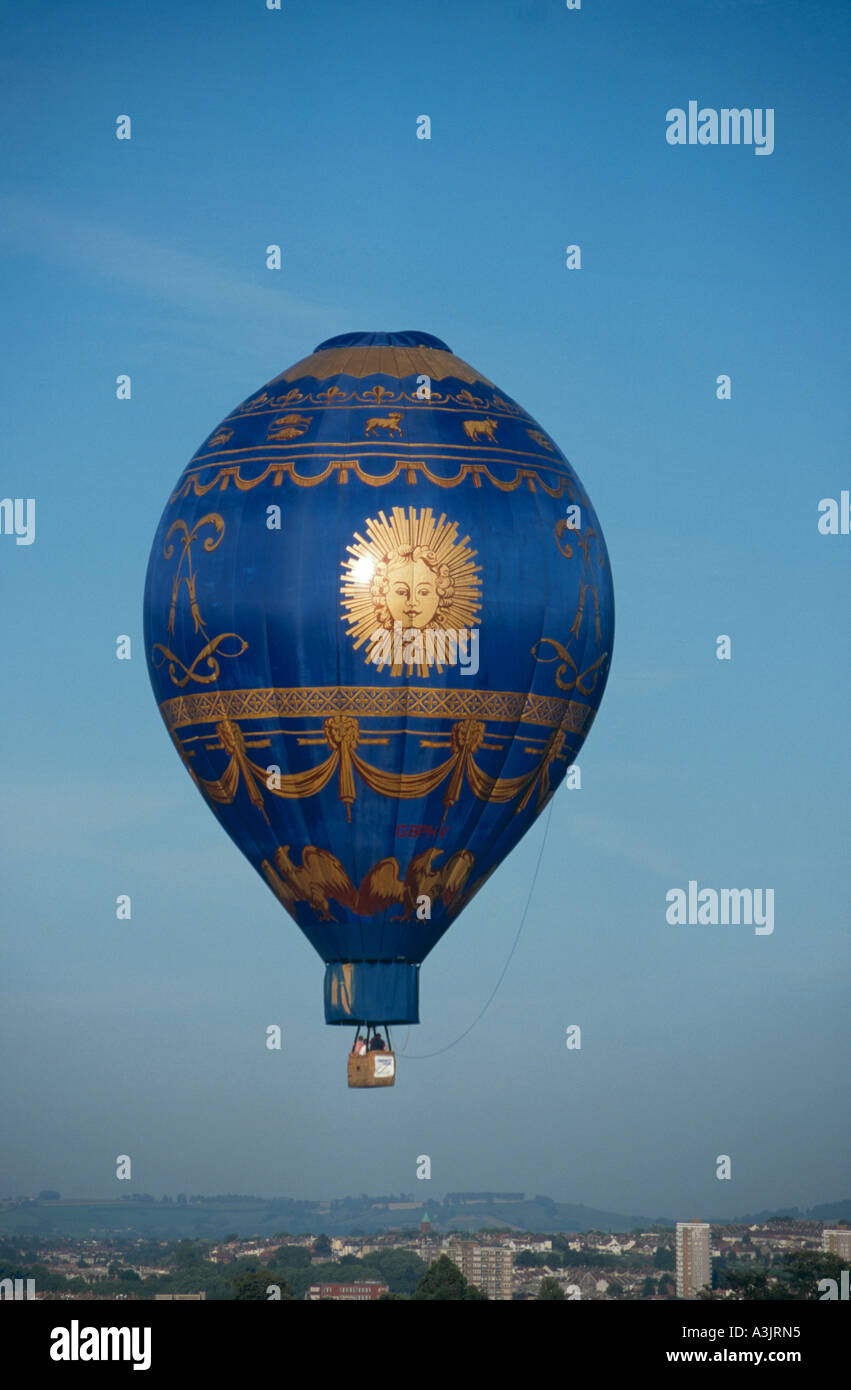 Nachbau des historischen Montgolfier-Ballon im Flug Stockfotografie - Alamy