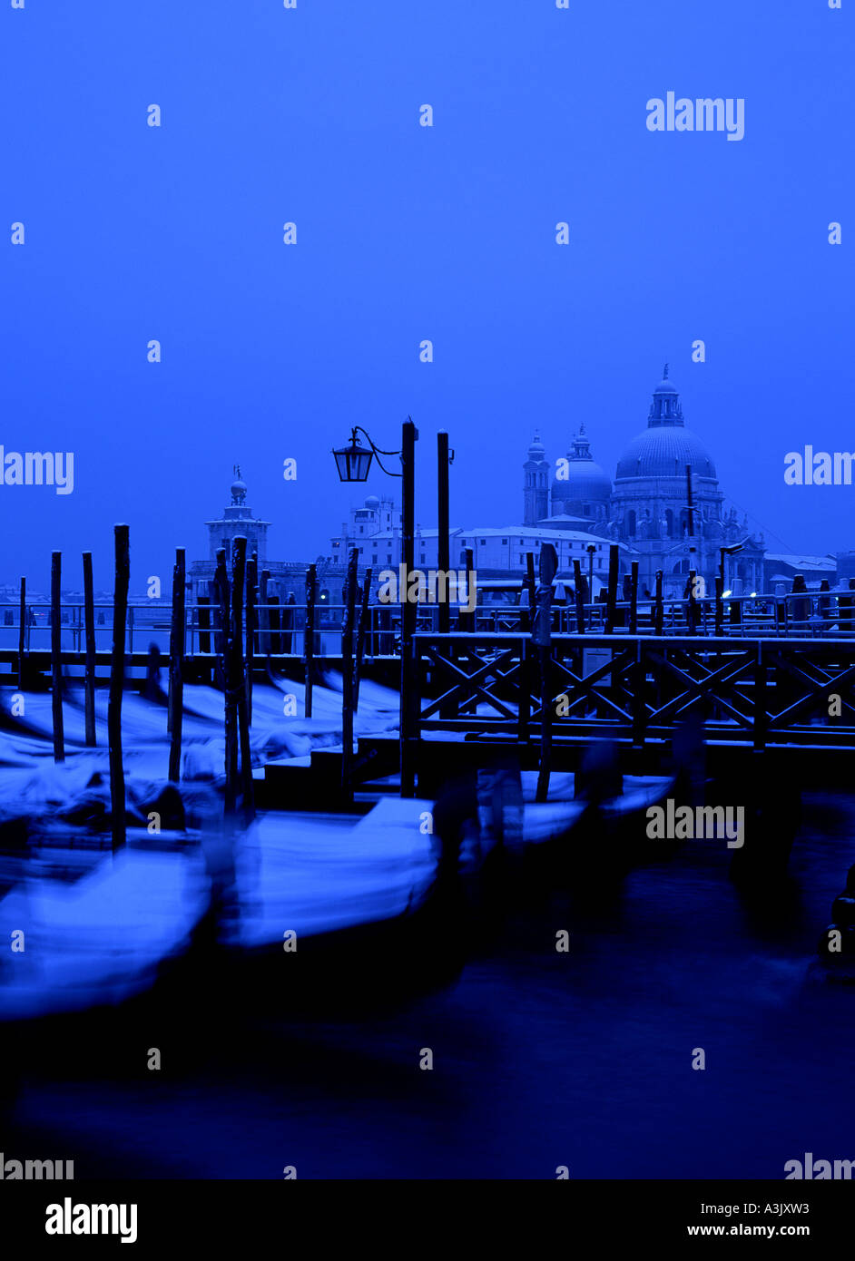 Venedig im Schnee Blick über Gondeln am Molo, Santa Maria della Salute in der Nacht Dämmerung Venedig Veneto Italien Stockfoto