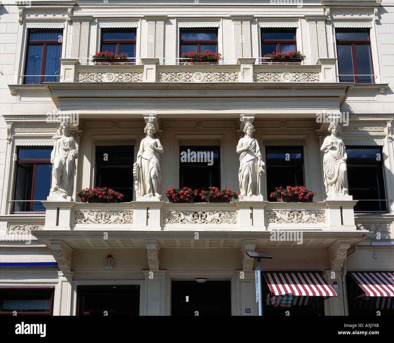 Frauenstatuen bin Balkon Eines Gruenderzeitbaus bin Postplatz in Görlitz Stockfoto