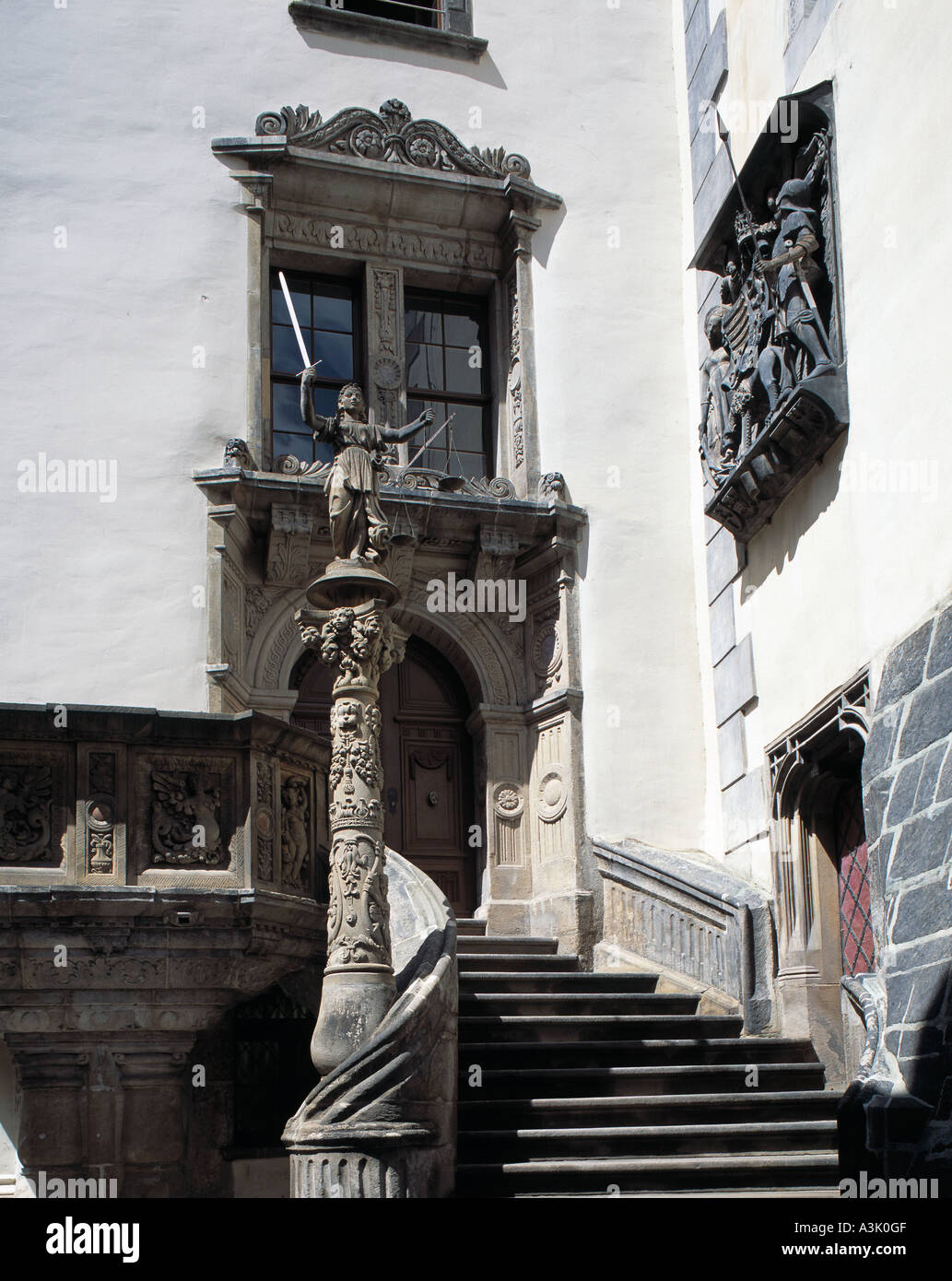 Freitreppe des Alten Rathauses Und Justitiasaeule bin Untermarkt in Görlitz Stockfoto