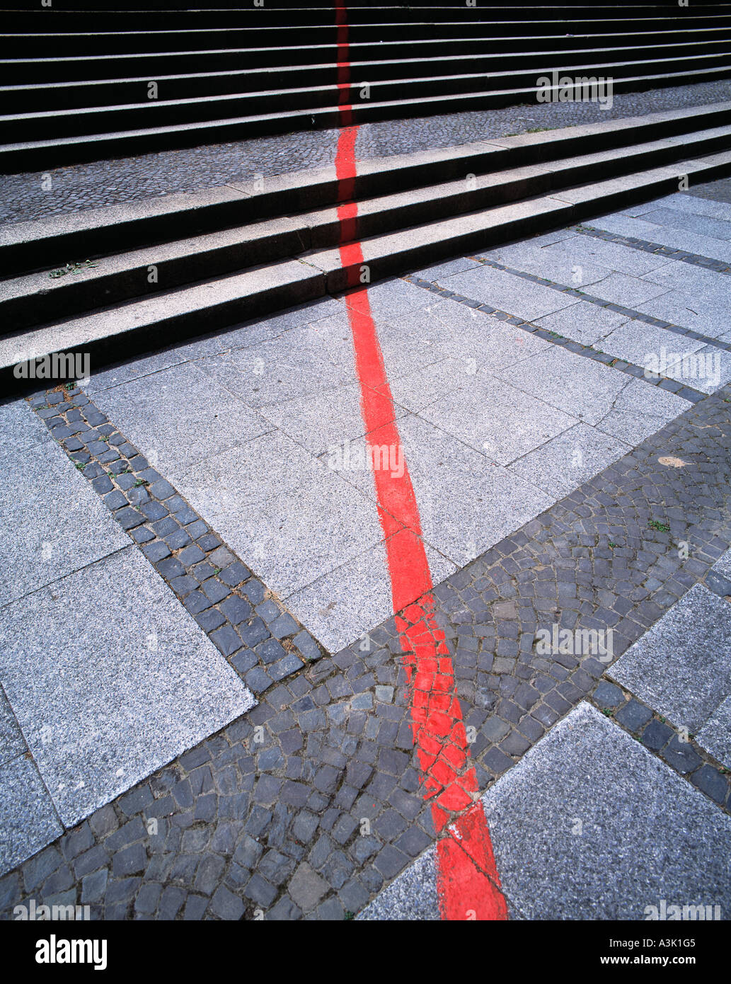 D-Hannover, Leine, Niedersachsen, der rote Faden, gekennzeichnet auf dem Bürgersteig führt zum berühmten historischen Gebäuden und andere Orte von Interesse innerhalb der alten Stadt Hannover Stockfoto