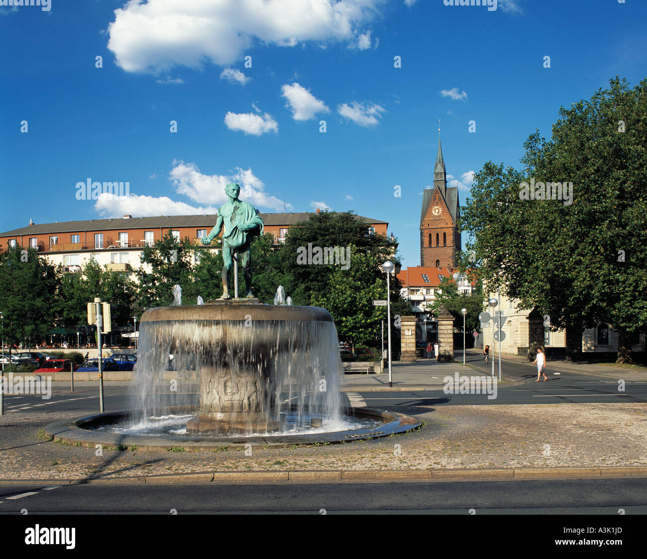 Monumentalbrunnen bin Leibnizufer Und Marktkirche in Hannover Stockfoto