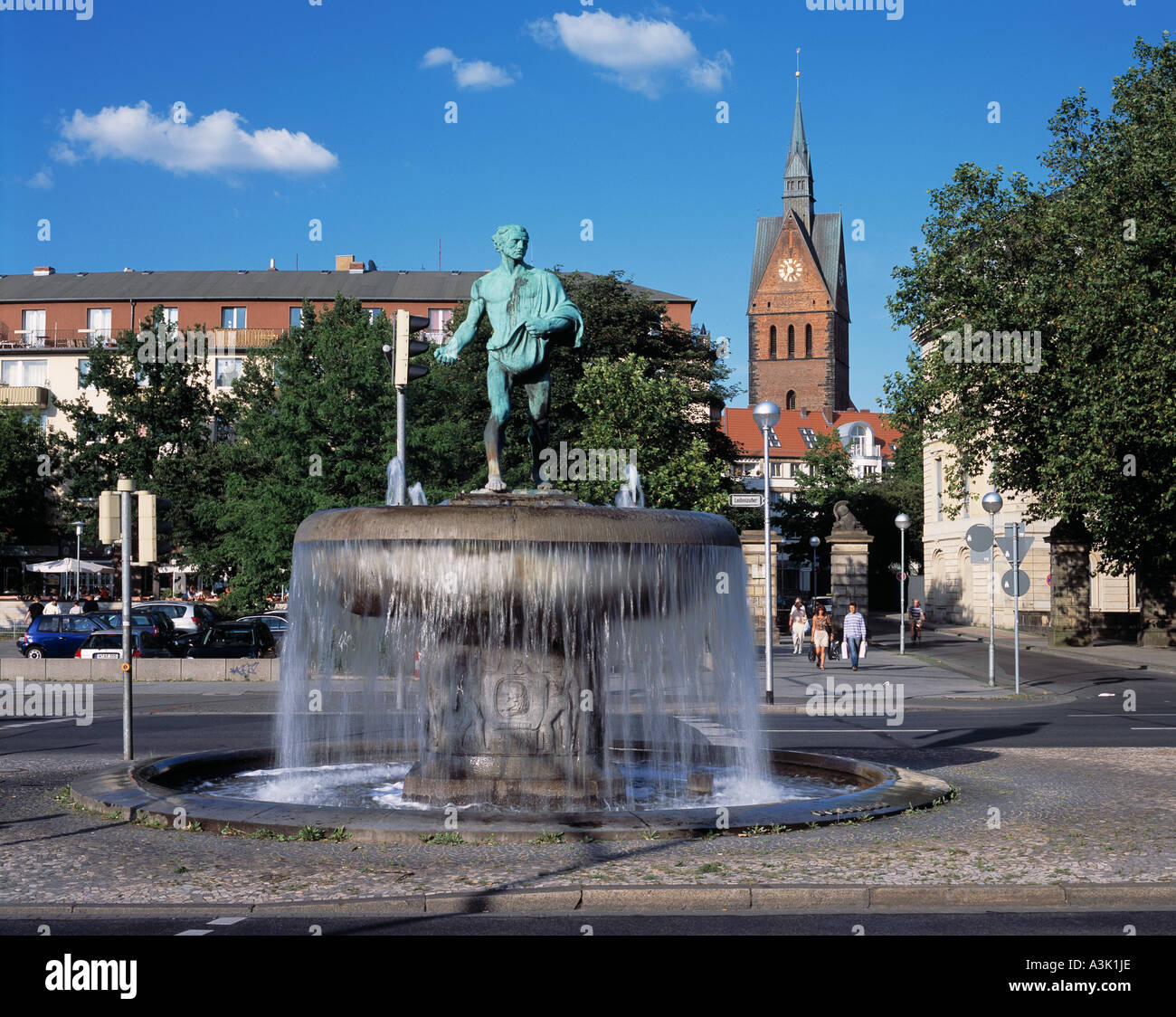 Monumentalbrunnen bin Leibnizufer Und Marktkirche in Hannover Stockfoto