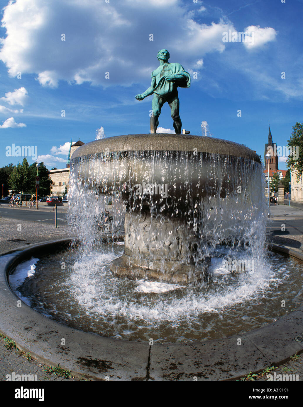 Monumentalbrunnen bin Leibnizufer Und Marktkirche in Hannover Stockfoto