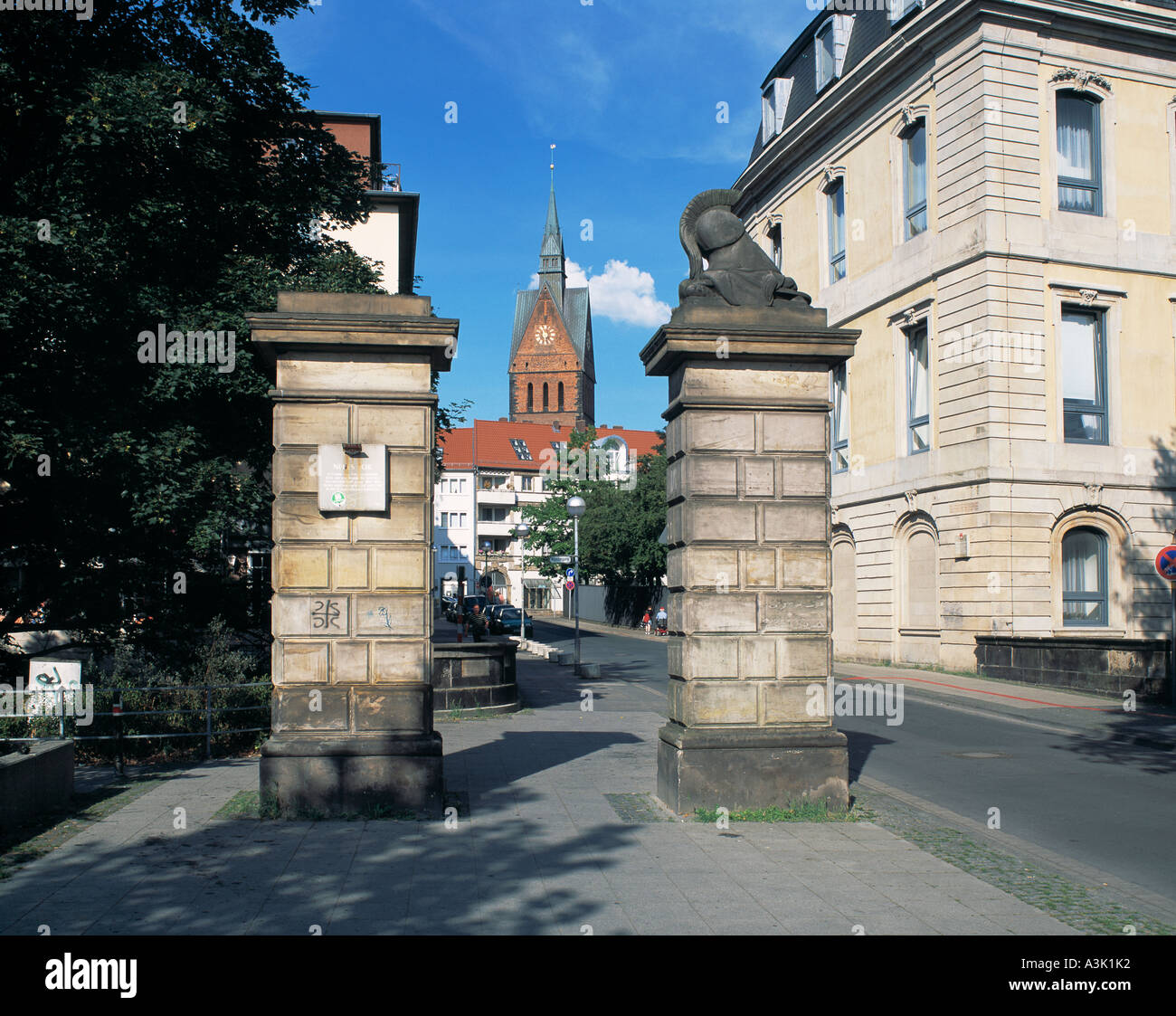 Schlossbruecke Mit Dem Leineschloss, Sitz des Landtages Niedersachsen Und der Marktkirche in Hannover Stockfoto