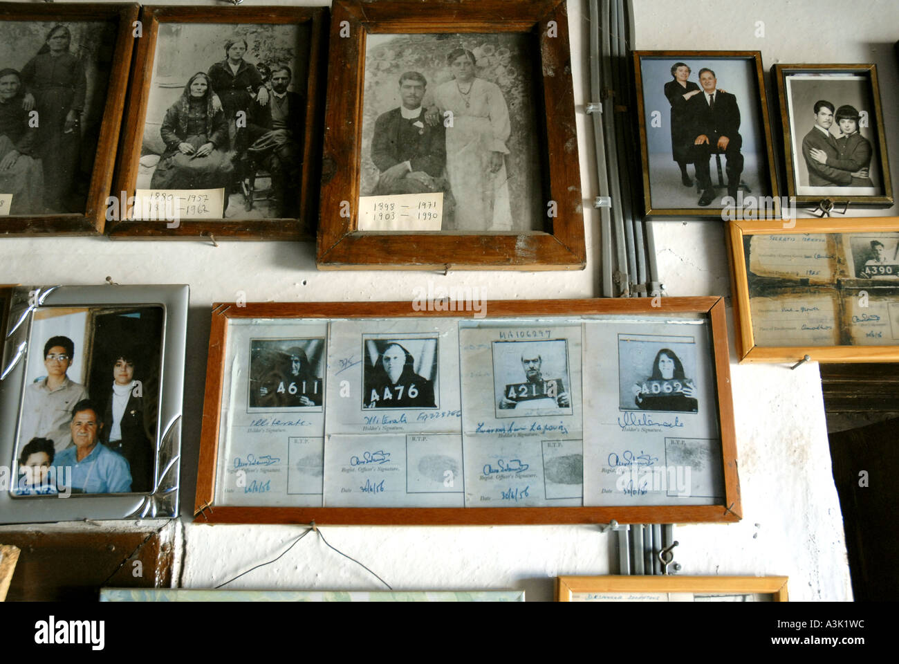 Porträts und den EOKA Zeitraum Omodhos Zypern ausgestellten Personalausweise Stockfoto