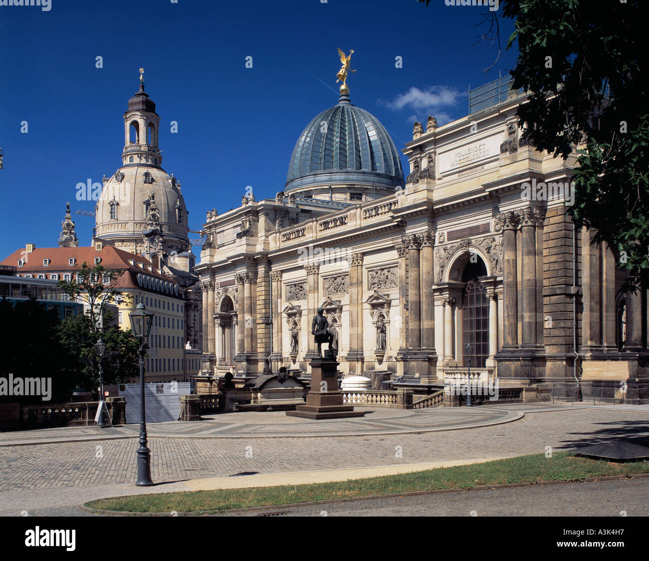 Kunstakademie Und Frauenkirche in Dresden Nach Dem Förderinstitut Und der Fertigstellung Im Jahre 2005 Stockfoto