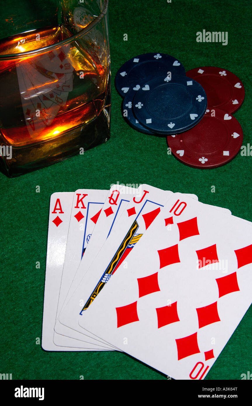 Poker-Karten zeigen einem Royal Flush mit Casino-Chips und ein Glas Whisky auf den Felsen aller grünen Filz Kartentisch Stockfoto