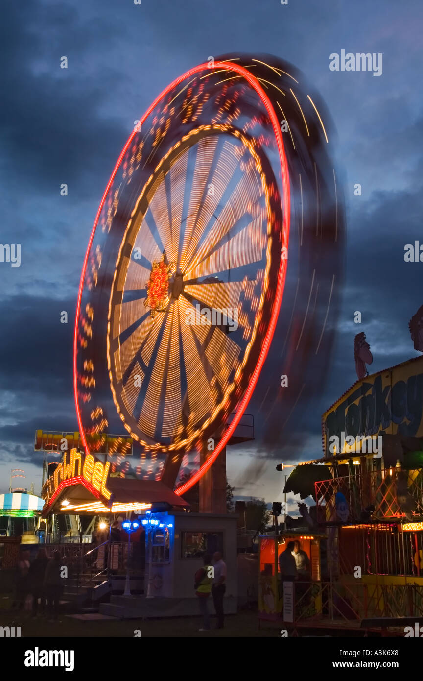 Ein Riesenrad auf einen Rummelplatz, drehen in der Nacht (The Big Cheese, Caerphilly, S. Wales. UK) Stockfoto