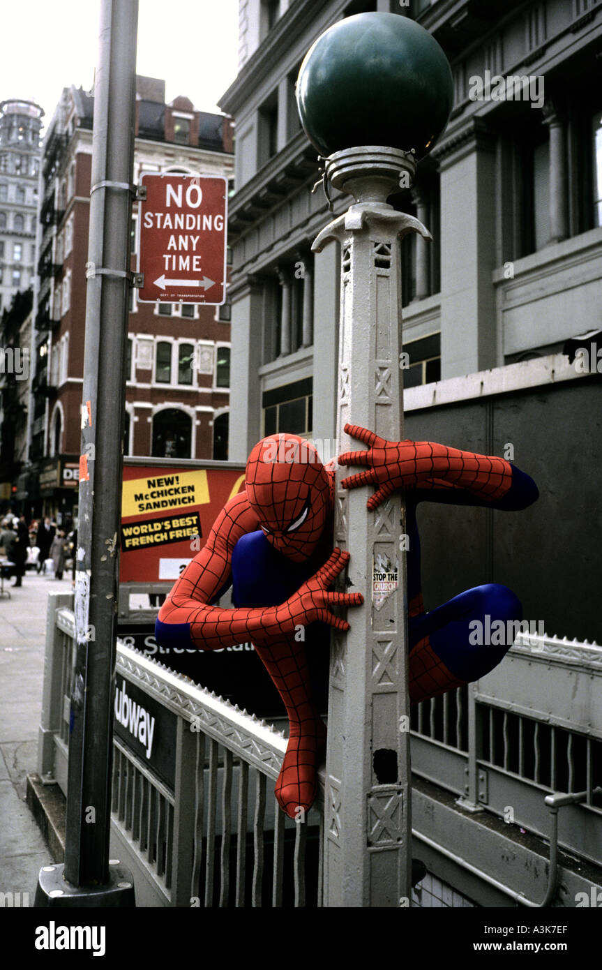 Ein Mann, gekleidet wie Spiderman auf einer Schiene von einem u-Bahn-Eingang außerhalb der Toy Fair in New York steht Stockfoto