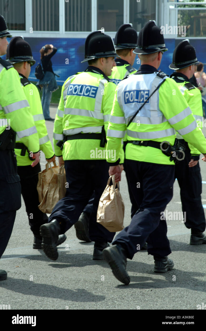 Fastfood Polizisten marschieren mit Lunchpakete an der Farnborough Airshow Hampshire England UK Stockfoto