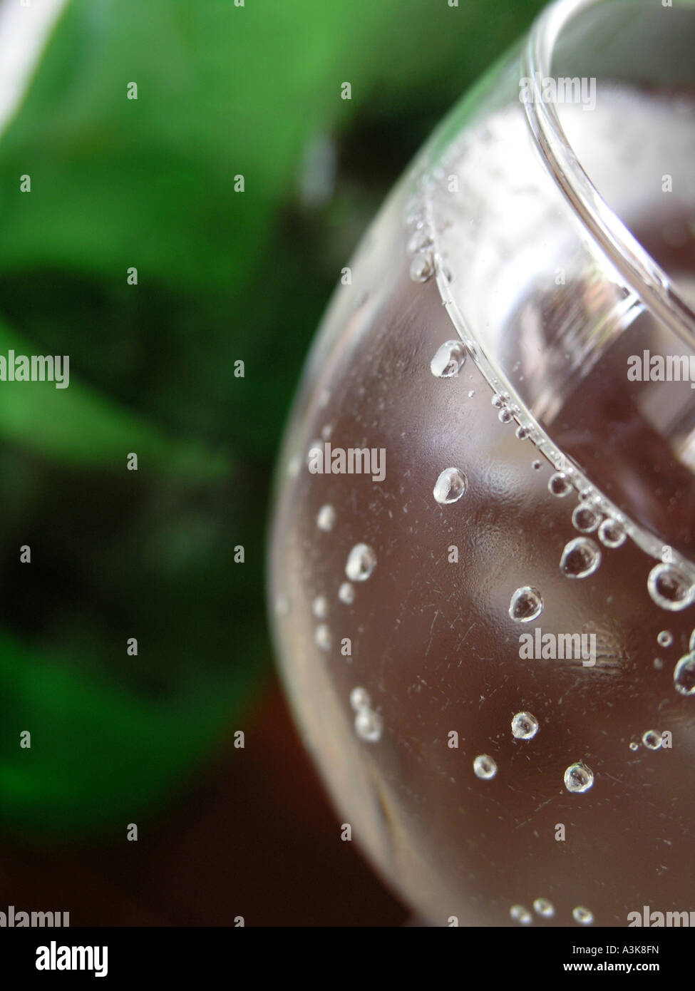 Mineralwasser mit Luftblasen in ein klares Glas Stockfoto