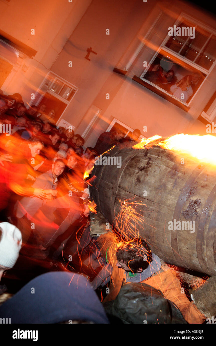 Die alte Tradition des Tar Barrel Rollen nimmt in Devon Dorf von schon St Mary findet jedes Jahr am 5. November statt Stockfoto