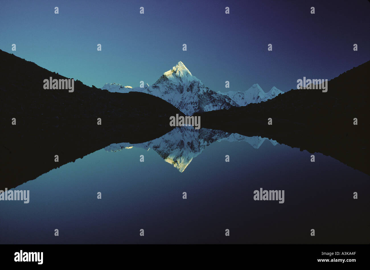 Der Gipfel der Ama Dablam spiegelt sich in einer Höhenlage Glazial-See Solu Khumbu Everest Region Nepal Himalaya Stockfoto