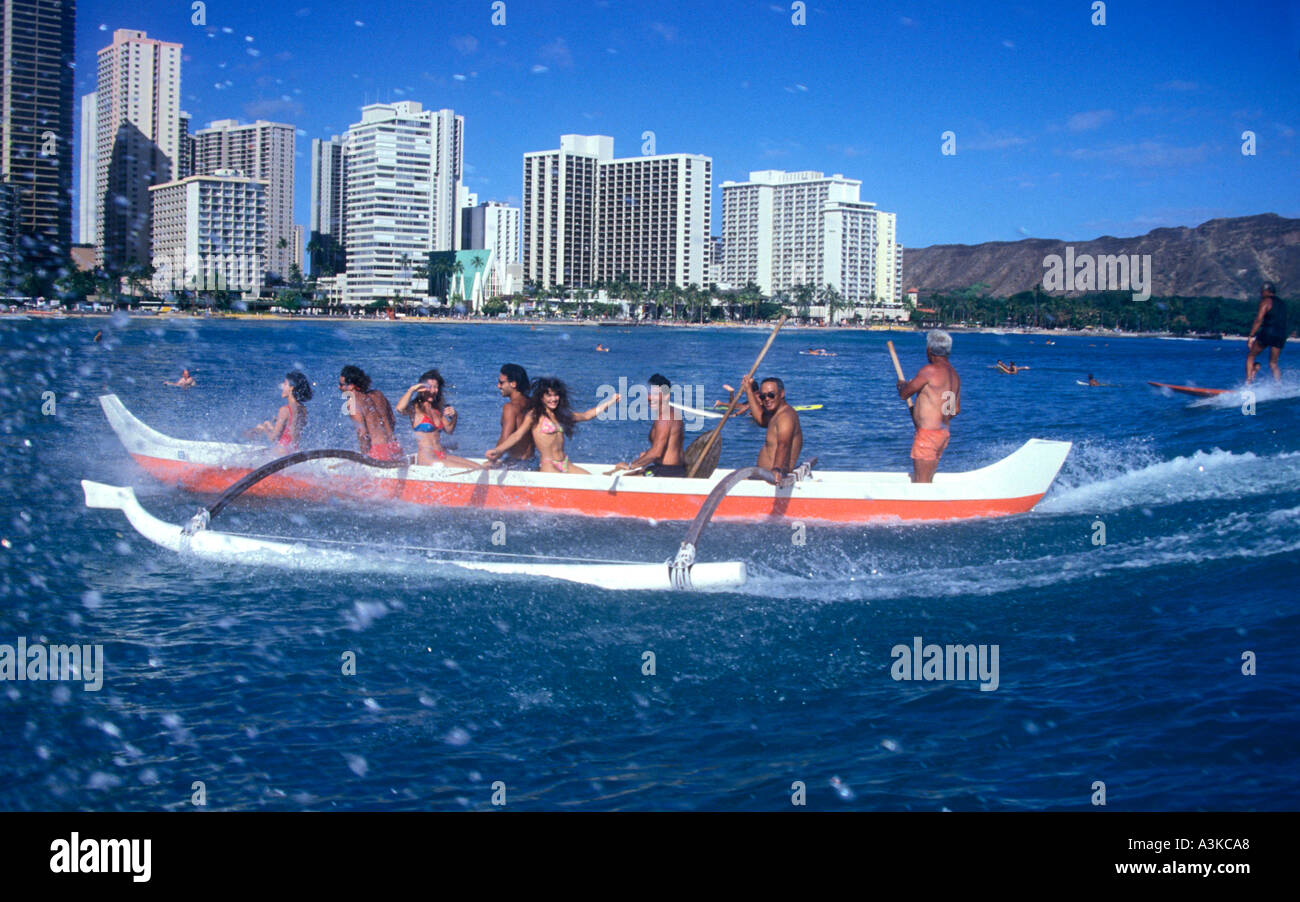 Urlauber auf einem Ausleger-Kanu fahren am Waikiki beach Stockfoto