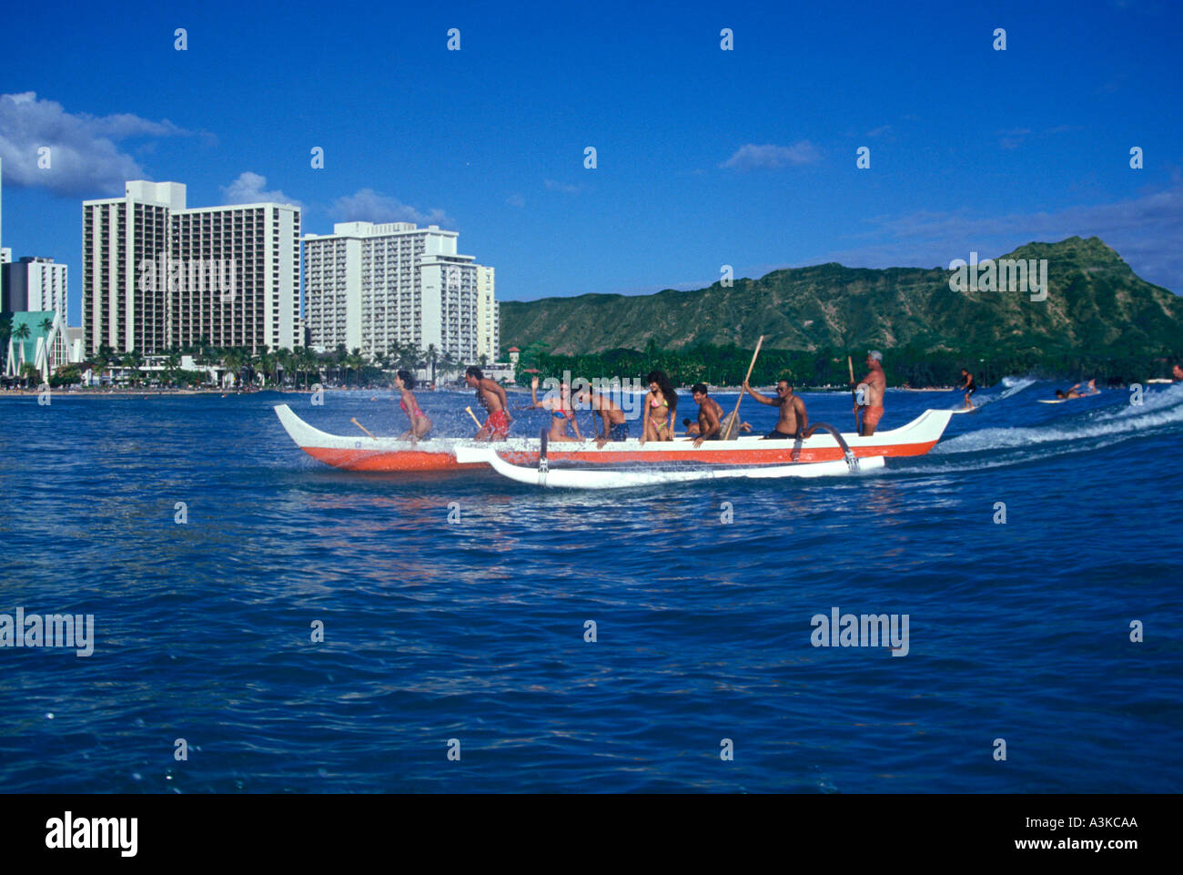 Urlauber auf einem Ausleger-Kanu fahren am Waikiki beach Stockfoto
