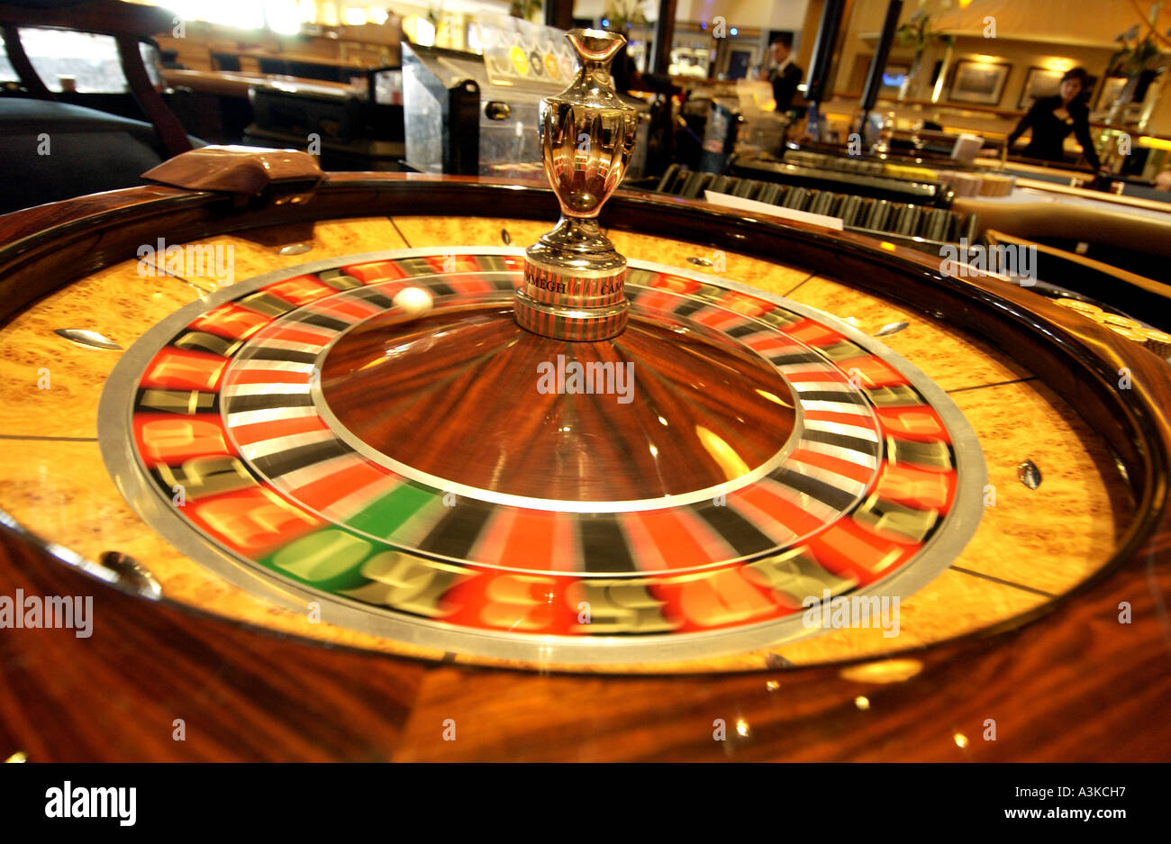 Der Ball drehte sich von der Croupier dreht runden das Roulette-Rad an der Rendezvous-Casino in Brighton Marina Village Stockfoto