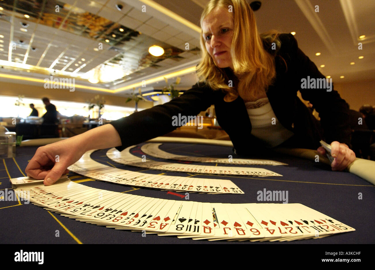 Blonde Mädchen Croupier prüft ihre Karten, bevor die Tage im Rendezvous Casino in Brighton Marina Village spielen Stockfoto