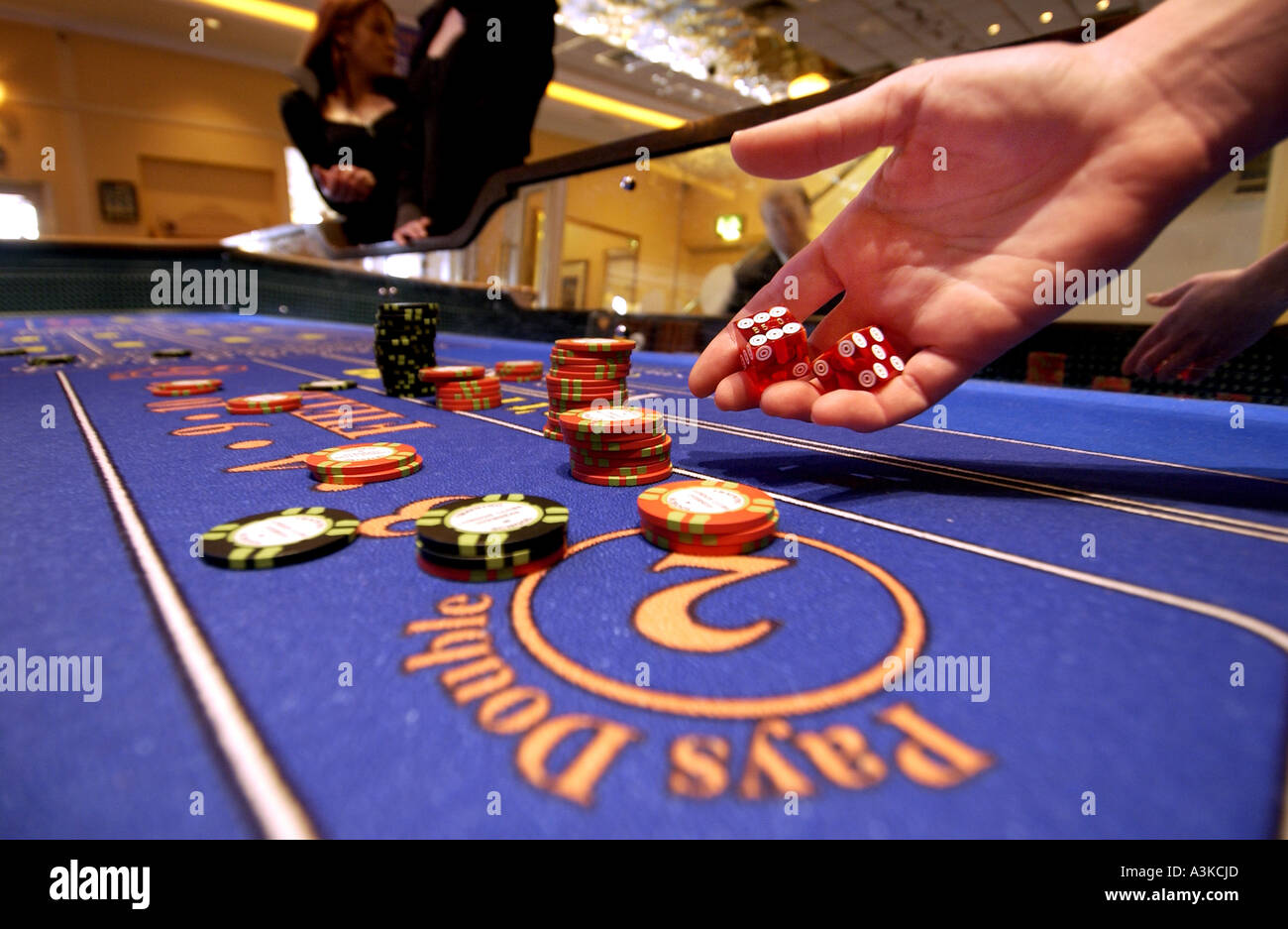 Ein Spieler würfelt in einem Casino in Brighton, Sussex Stockfoto