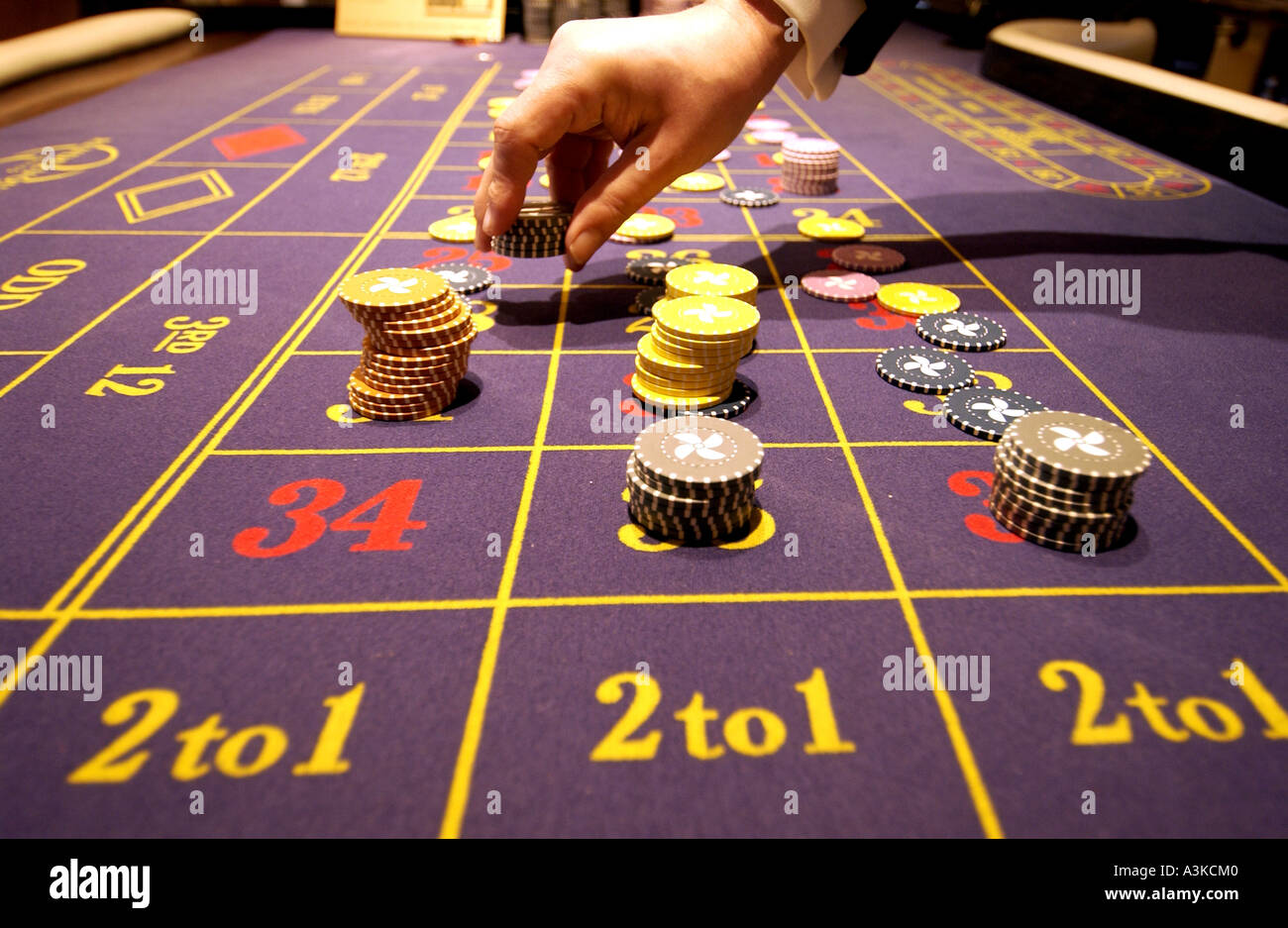 Ein Punter legt seine Wetten auf dem Roulette-Tisch-uk Stockfoto