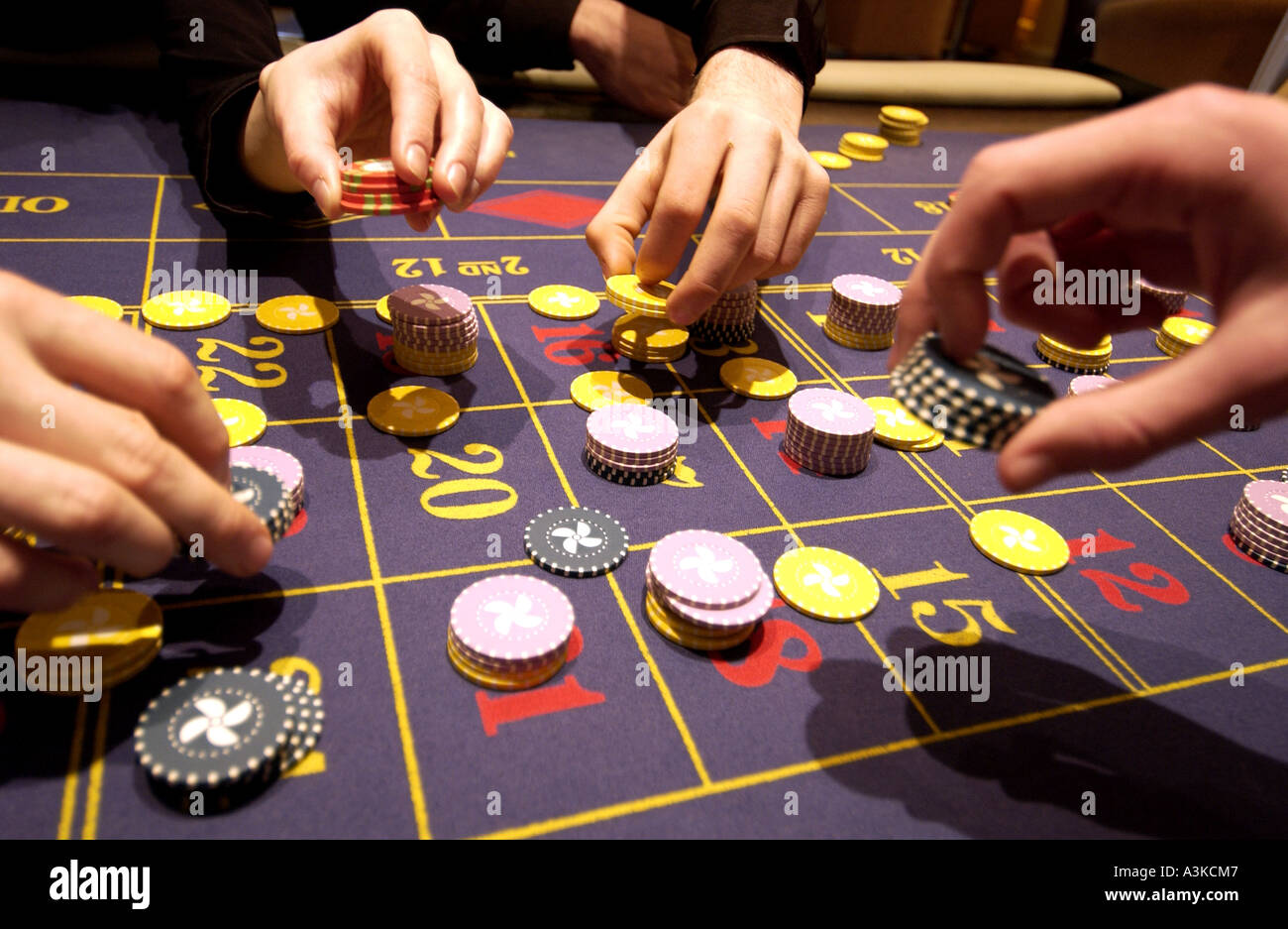 Börsenspekulanten Wetten mit Chips auf Roulette-Tisch Stockfoto